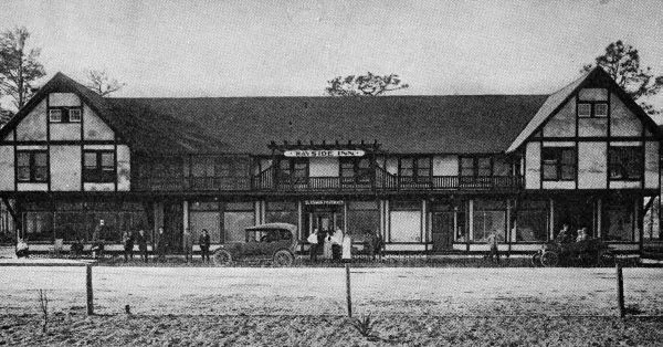 Historic photo of the Wayside Inn in early Oldsmar